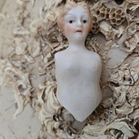 dukke-torso-krop-porcelaen-gyldent-opsat-haar-gammel